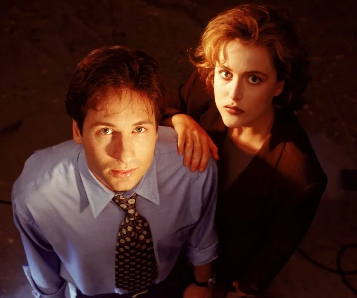 Ровно 20 лет назад на канале Fox состоялась премьера сериала, влияние которого на современную масс-культуру сложно переоценить: The X-Files послужил вдохновением для создателей доброй дюжины других телешоу (речь, естественно, о проектах уровня Fringe и Supernatural, а не о каких-нибудь «Ужасах нашего городка»), обзавелся спин-оффом (The Lone Gunmen), двумя полнометражными фильмами и комиксом The X-Files Season 10, который издается с 19 июня этого года и продолжает историю.