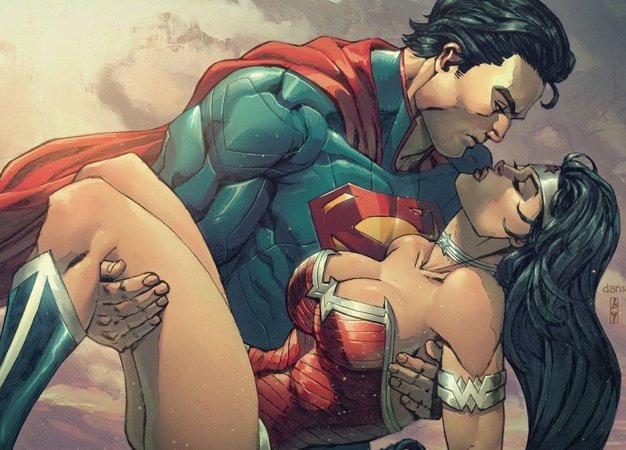 Этой осенью отечественные издатели решили хорошенько порадовать всех любителей хороших комиксов и графических новелл. К выходу готовится целых пять комиксов, каждый из которых считается шедевром. О том, чем примечательны эти премьеры - в нашем обзоре.