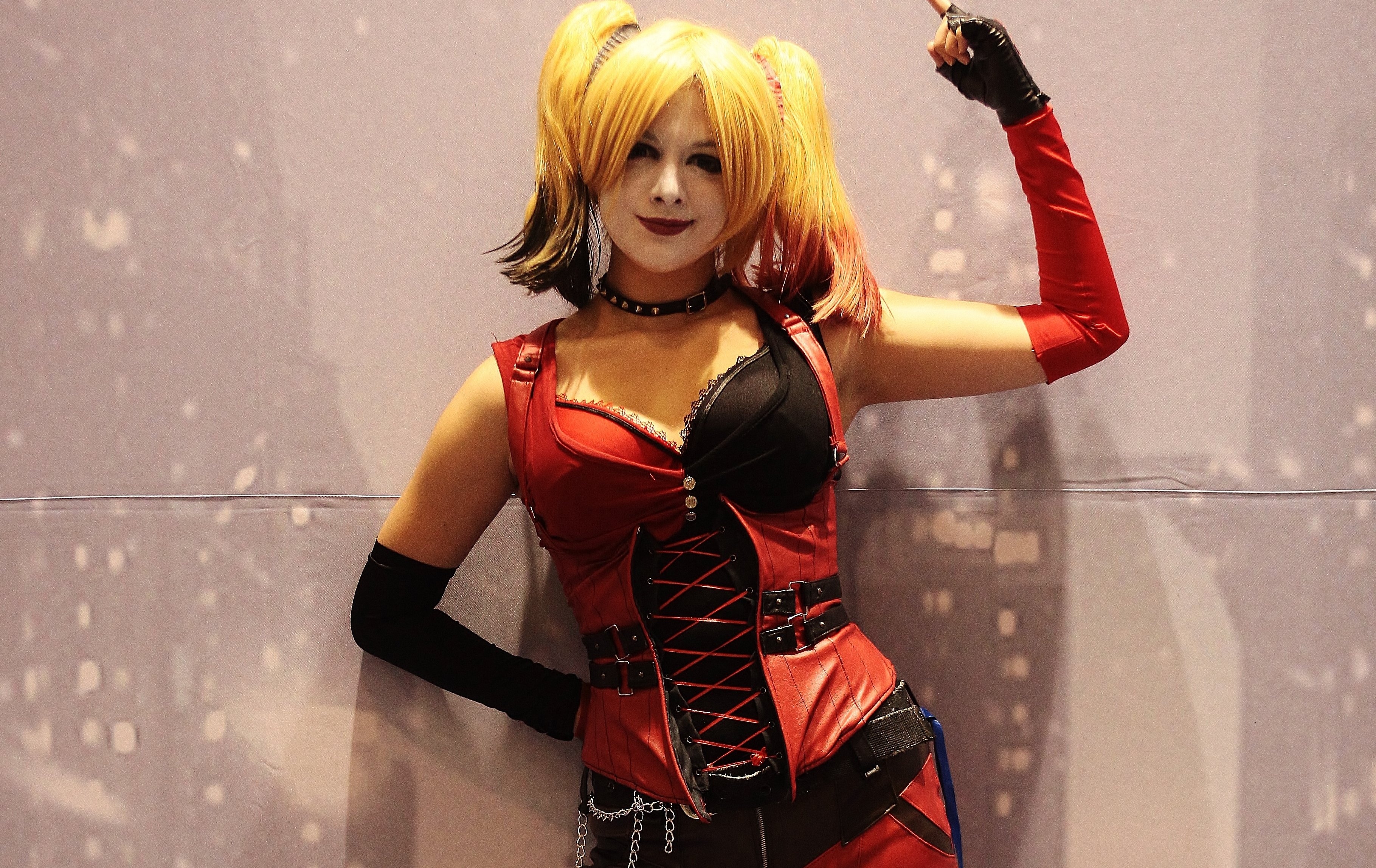 Недавно в Москве завершилась самая крупная международная выставка интерактивных развлечений в России Игромир 2013. Помимо множества представленных видеоигр и консолей нового поколения, на выставке нашлось место и косплеерам, которых, как мы выяснили из интервью с организатором, было около 150 человек. Наша редакция отобрала 12 самых привлекательных из них.