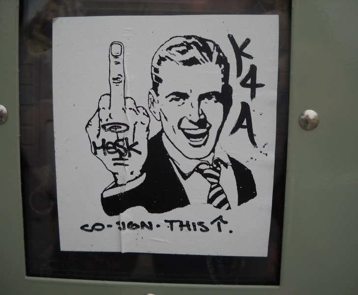 Ивану Петровичу Павлову требовалось не так много времени, чтобы привить подопытной собаке рефлексы, не запланированные природой. Прежде чем покормить животное, учёный зажигал перед ним яркую лампочку. Как только собака принималась за еду, срабатывал безусловный рефлекс, и её ротовая полость наполнялась слюной. После нескольких циклов «лампочка-еда» собака становилась счастливым обладателем условного пищевого рефлекса, благодаря которому слюна в её пасти начинала выделяться после контакта со знакомым световым сигналом. Пища выпала из логической цепочки. Благодаря этому и некоторым другим опытам Иван Петрович Павлов стал первым российским лауреатом Нобелевской премии и послужил прообразом доктора Преображенского в романе «Собачье сердце» Михаила Афанасьевича Булгакова.