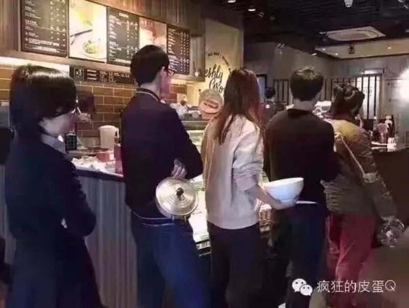 Маловато будет: китайцы затроллили Starbucks тазами и кастрюлями - фото 1