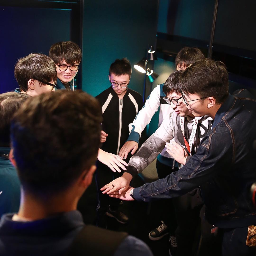 10 лучших кадров второго дня плей-офф TI7 - изображение 1 10 лучших кадров второго дня плей-офф TI7 - фото 1