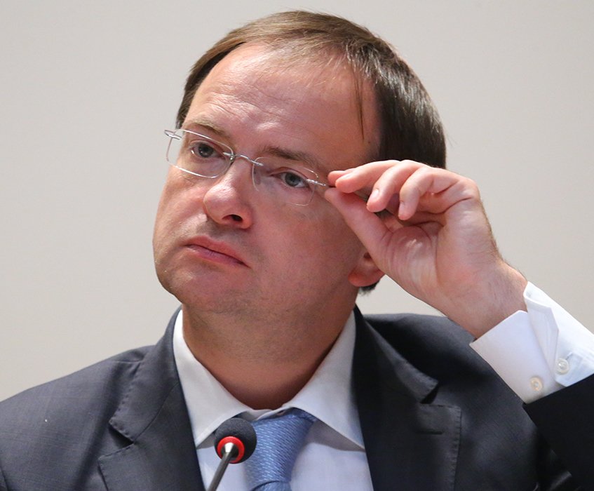 Секрет Мединского: если так схватить очки, министр кажется круче! - фото 8