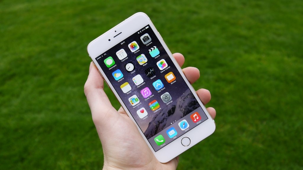 Две недели назад в наши руки попал новенький iPhone 6 Plus. Вместо того, чтобы испытывать его на прочность, сгибая, царапая экран или засовывая в микроволновку, мы решили проверить, насколько смартфон Apple подходит для мобильного гейминга, а заодно выяснить – уступает ли он в удобстве iPad mini (все-таки старшая версия «шестерки» метит в категорию фаблетов). Для этого мы отправились в App Store и загрузили несколько наиболее популярных тайтлов.