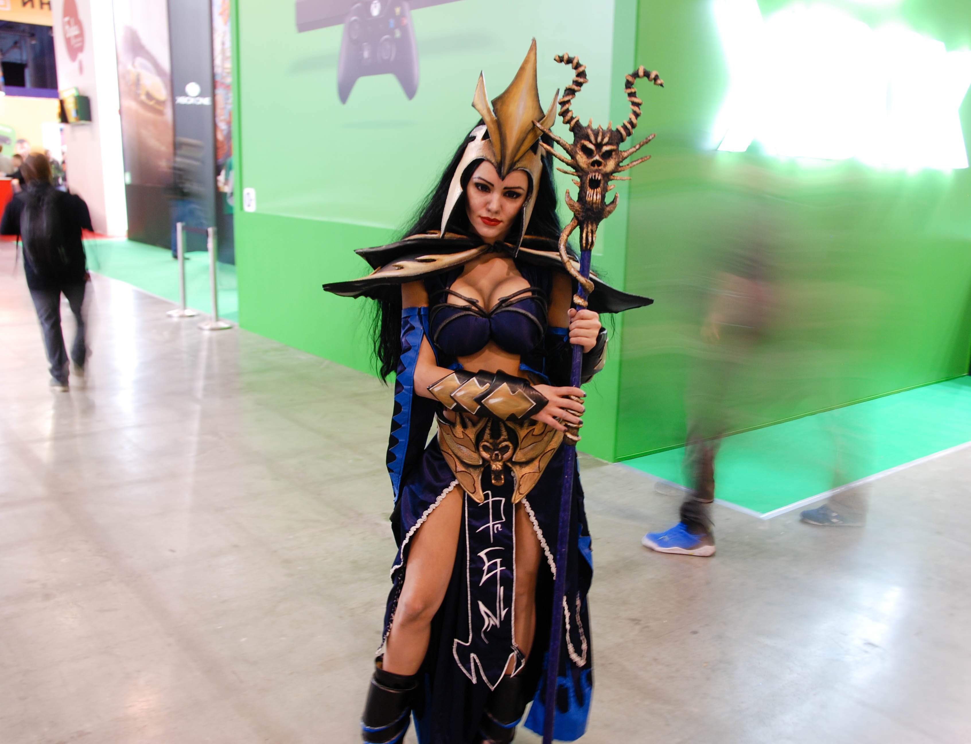 Выставка Игромир всегда была неразрывно связанна с культурой косплея. Год за годом отечественные мастера нитки и клея пытались доказать, что они лучшие в своём деле, и вот наконец-то у них это получилось. Достаточно взглянуть на фотографии первых дней выставки, чтобы убедиться в правдивости наших слов. Косплея было много, он был сложный и лишь изредка встречались прошлогодние работы. И это лишь в первые два дня. Что будет дальше – страшно представить, ведь по словам самих косплеиров, именно в субботу будет максимальное количество работ!
