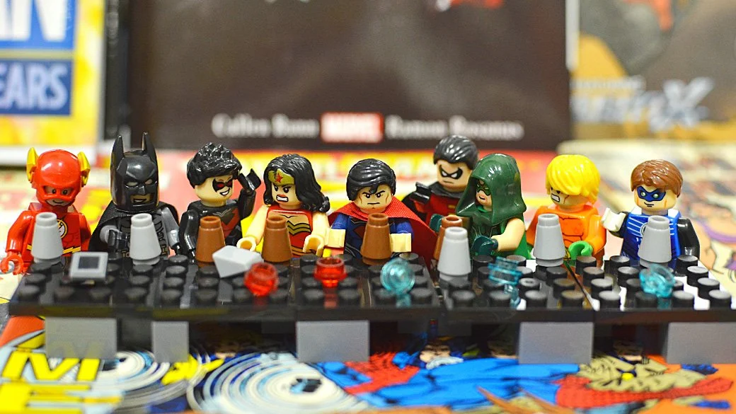 В честь выхода LEGO Batman 3 мы отправились в магазин комиксов и устроили фотосессию с пластмассовыми человечками LEGO. Итак, на повестке дня: почерневшая Черепашка-ниндзя, любовные утехи Халка и масштабная схватка героев и злодеев.