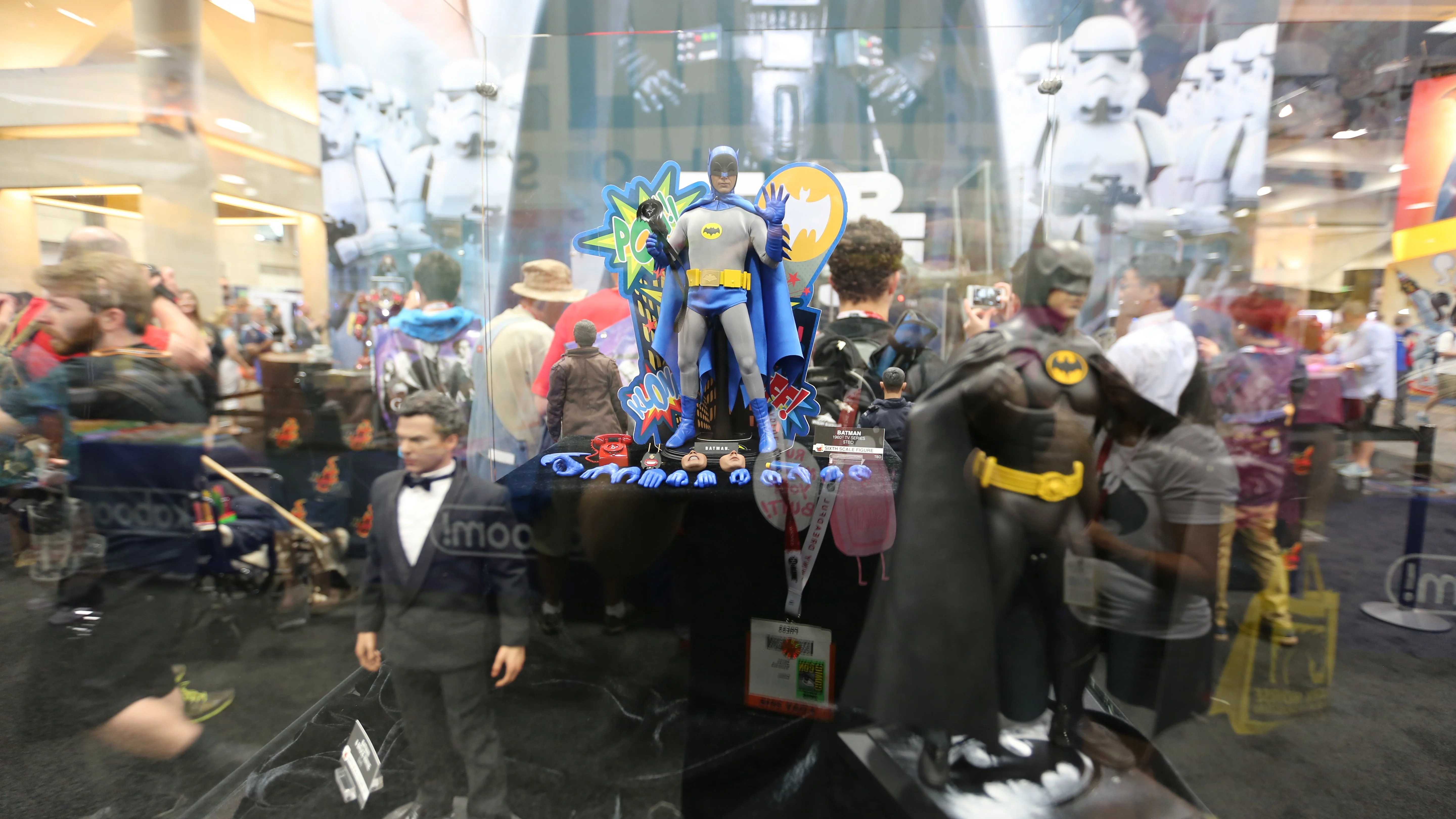 Костюмы, гаджеты и фигурки Бэтмена на Comic-Con 2015 - фото 31