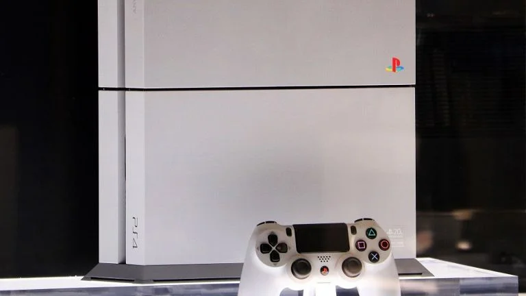 Самую желанную PS4 в мире продали почти за $130 тыс. - фото 1