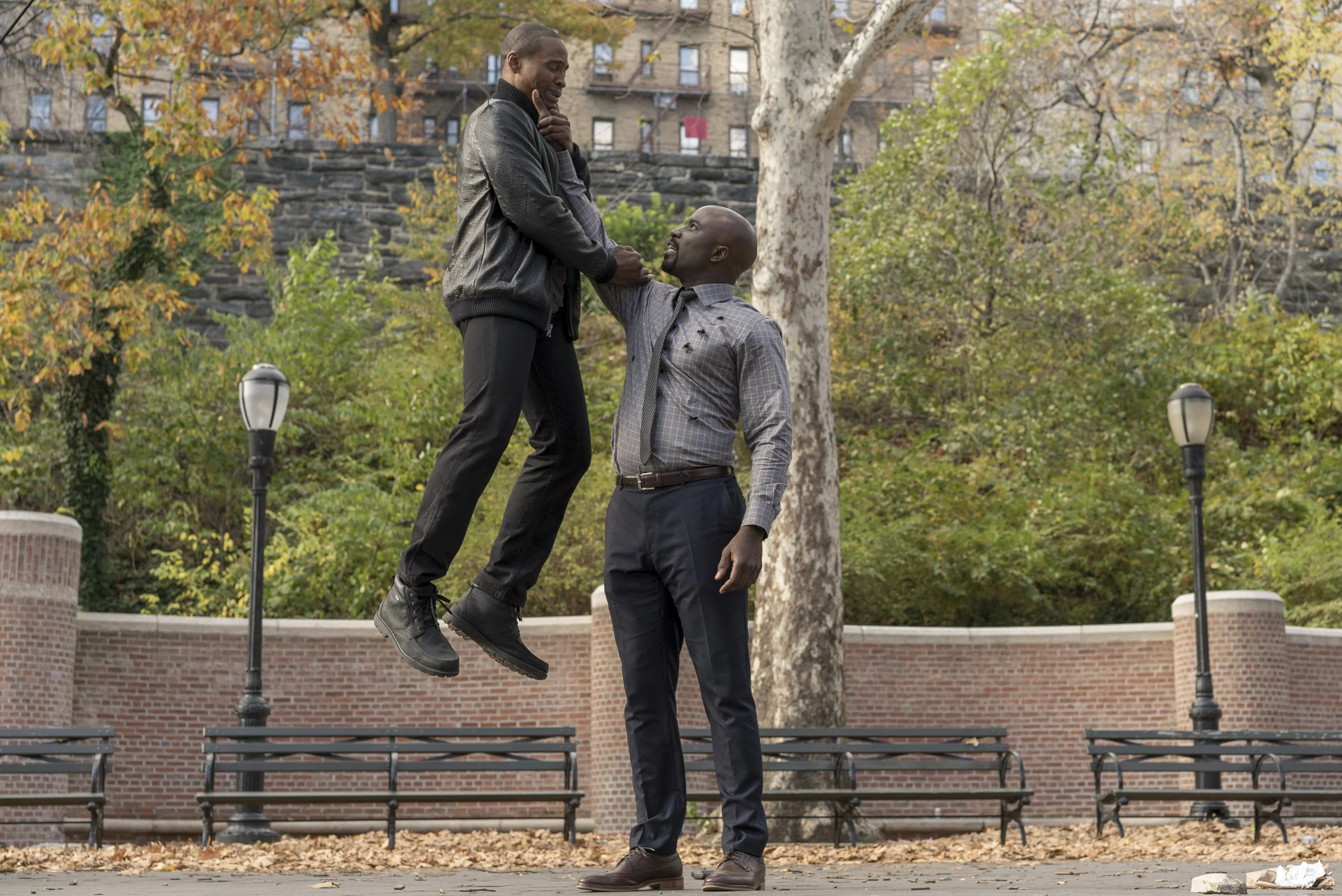 30 сентября Netflix выложила все 13 эпизодов своего нового сериала линейке «Защитников» – «Люка Кейджа», посвященного одному из наиболее знаковых чернокожих супергероев Marvel, обладающему сверхпрочной кожей, быстрым исцелением и огромной физической силой. 