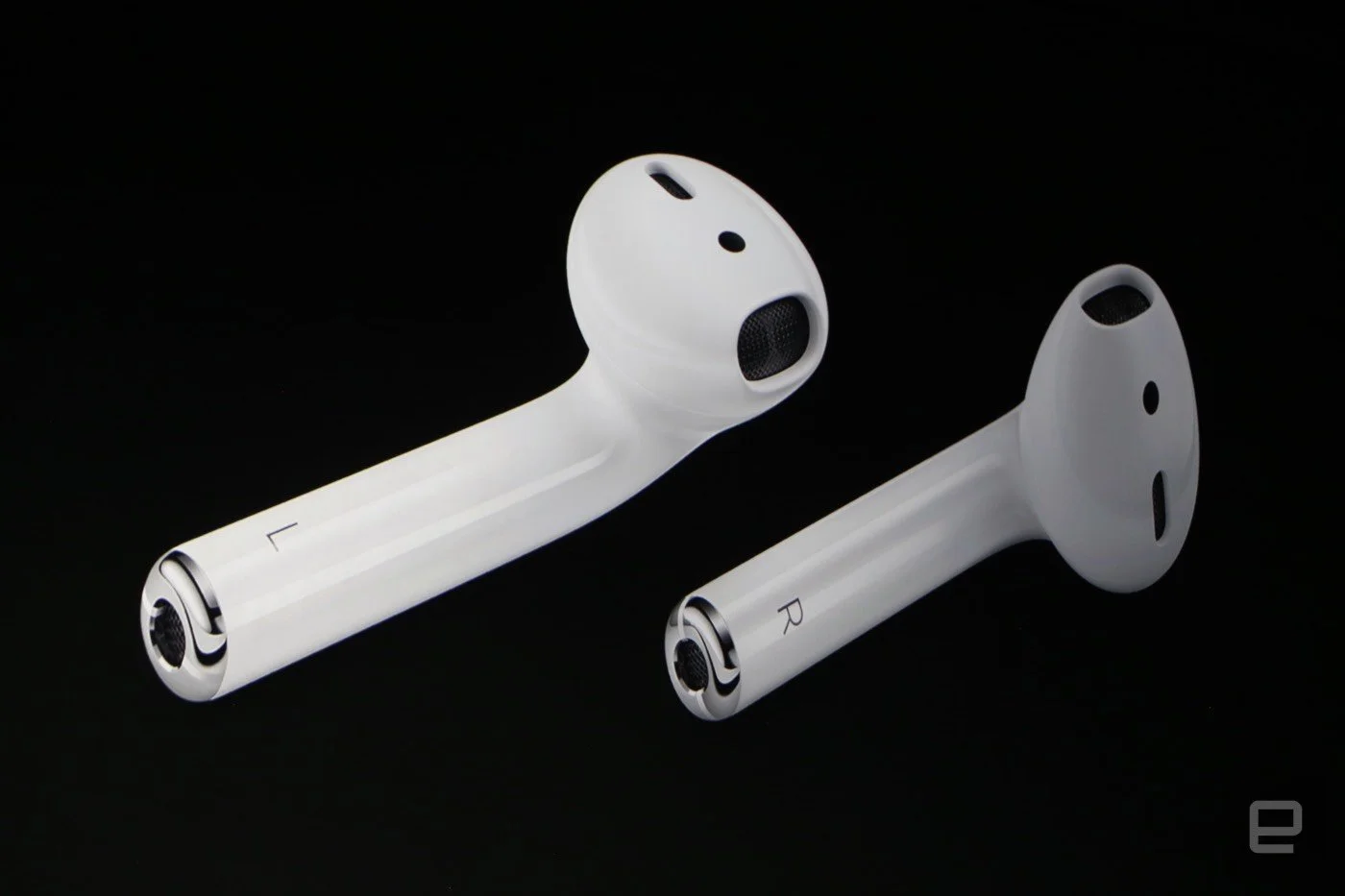 Apple показала беспроводные наушники для iPhone 7 - фото 1
