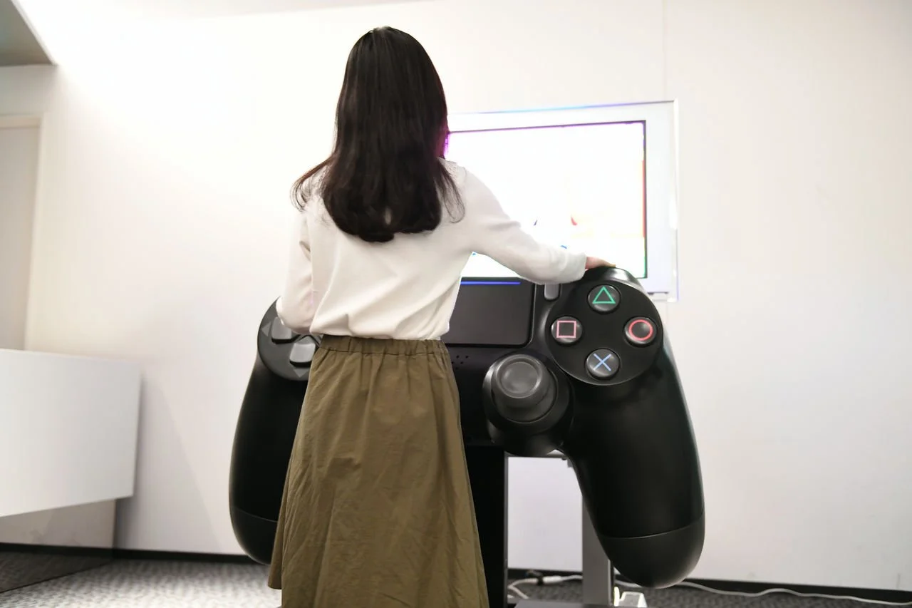 Размерчик что надо! Самый большой контроллер PlayStation 4 в мире - фото 1