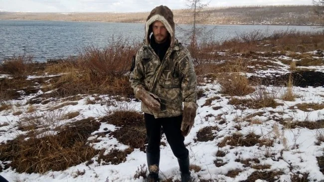 Одинокий экстремал выслеживает «Лабынкырского чёрта» в якутском озере - фото 1