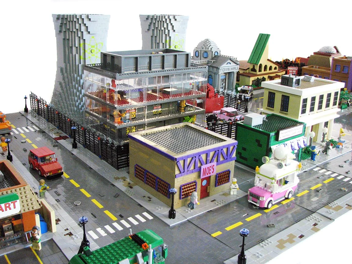 Дизайнер Мэтт де Ланой из городка Вудридж в штате Иллинойс обожает LEGO. Чего только нет в его коллекции, а недавно появились Барт и Апу, и атомная электростанция — весь Спрингфилд из бесконечного и нетленного мультсериала, построенный из кусочков конструктора. 