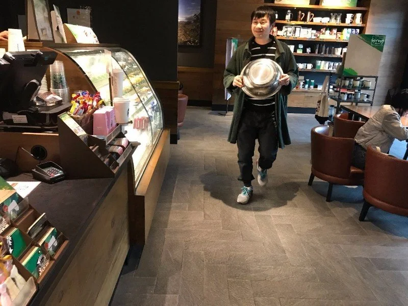 Маловато будет: китайцы затроллили Starbucks тазами и кастрюлями - фото 2