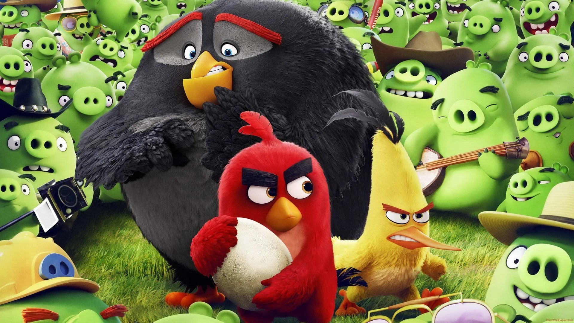 12 мая в российском кинопрокате стартовали «Angry Birds в кино», экранизация финской игры, давно ставшей лицом мобильного гейминга. Все мы в нее играли, никто до безумия в нее не влюблялся, фильма тоже никто в общем-то не просил, но если есть продукт, узнаваемый миллионами, то он неизбежно мутирует в фильмы, игрушки, хлопья и так далее. Это вам скажет любой маркетолог, если вы зачем-то будете с ним разговаривать. 