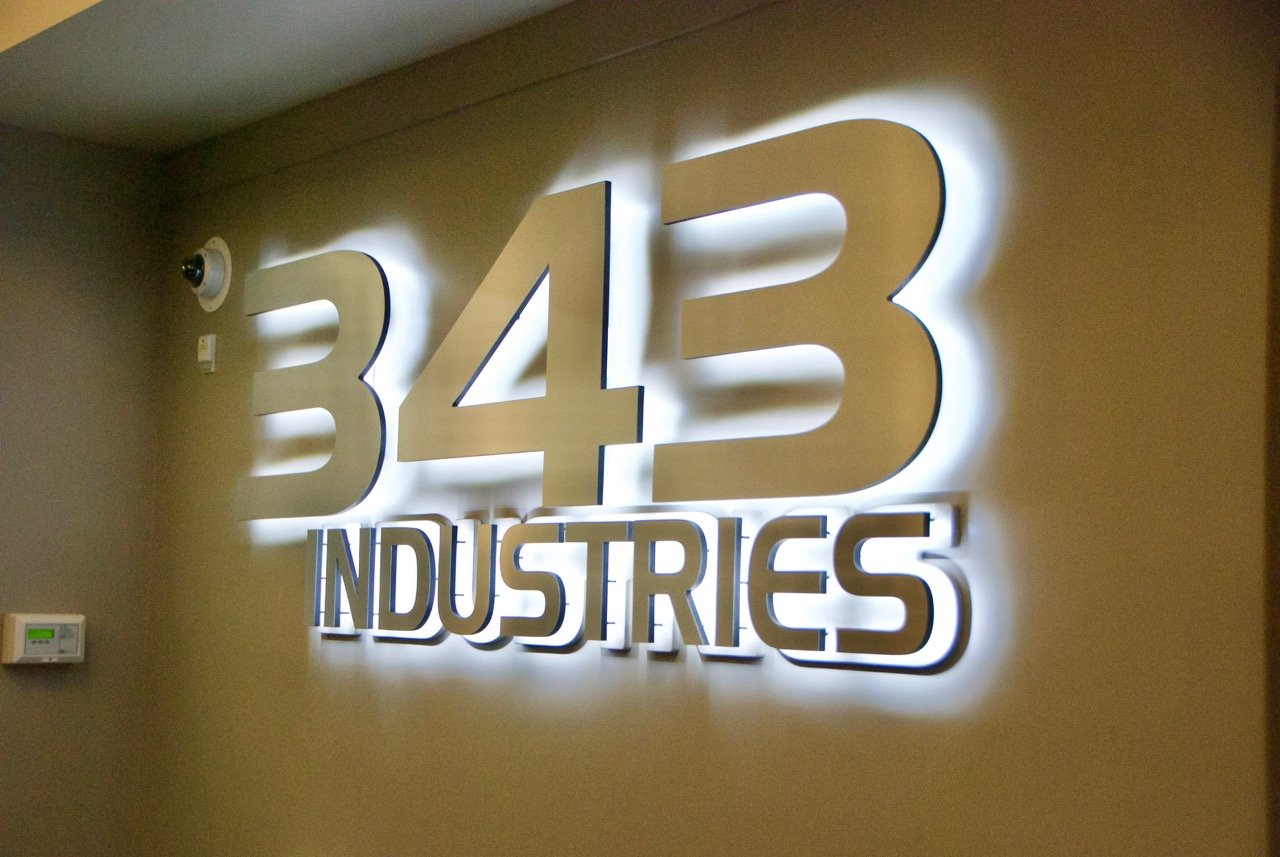 13 октября 343 Industries пригласила нас в Сиэтл, чтобы показать Halo Wars 2, а также свой новый офис, в котором разработчики пока только обустраиваются. Переезд в новое здание позволил им организовать целый музей Halo, и там есть на что посмотреть. Приготовьтесь к десяткам, а может и сотням, фигурок и костюмов Мастера Чифа.