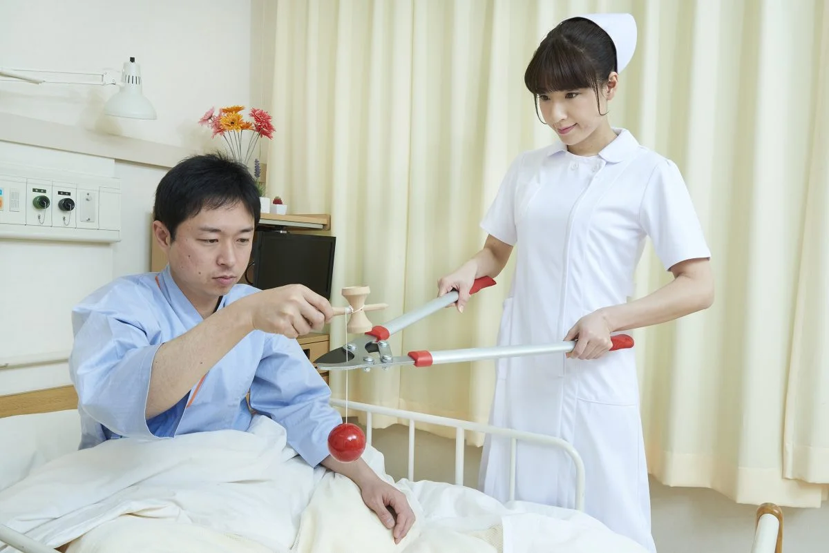 Японская медсестра делает странные вещи на фото - фото 3