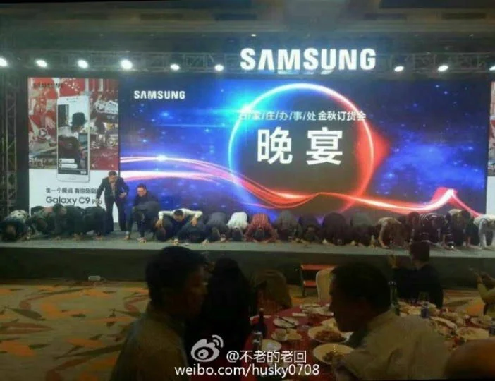 Извинительный поклон руководства Samsung оскорбил китайцев - фото 1