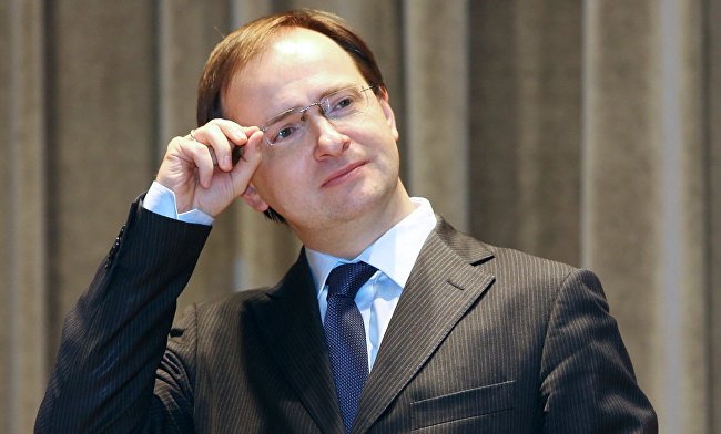 Секрет Мединского: если так схватить очки, министр кажется круче! - фото 10