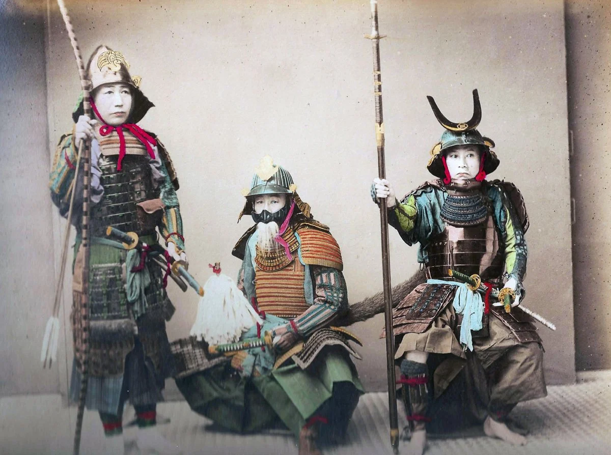 Настоящие самураи и необычные костюмы на редких старых фотографиях - фото 1