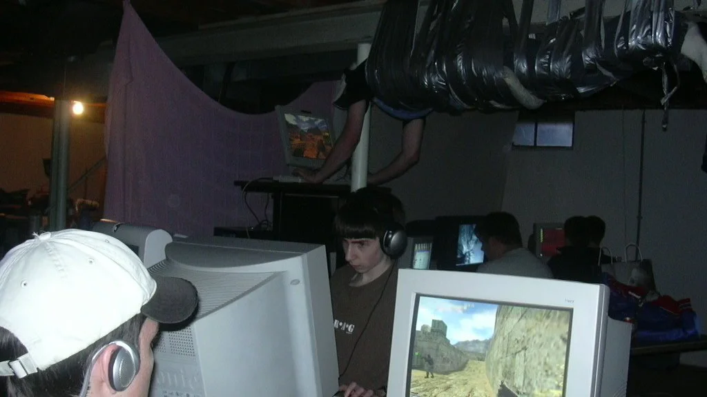Спустя 15 лет нашли героев фото, где геймера прикрепили к потолку - фото 1
