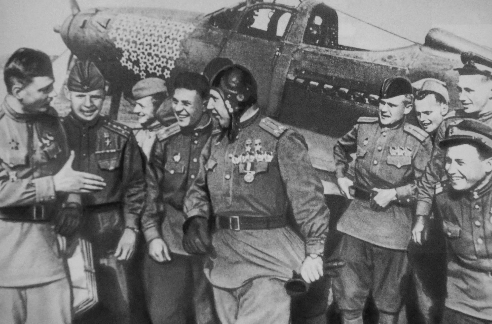 Покрышкин с товарищами на фоне его P-39 Airacobra