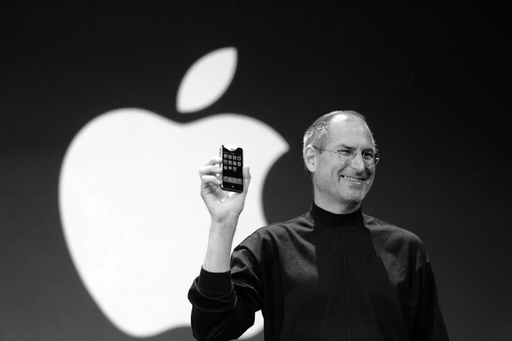 9 января 2007 года Стив Джобс представил первый iPhone. Спустя 10 лет мы понимаем, что тогда, на конференции Macworld Conference &amp; Expo в Сан-Франциско, представление о смартфоне изменилось навсегда. Но каким было это устройство и что о нем говорили критики?