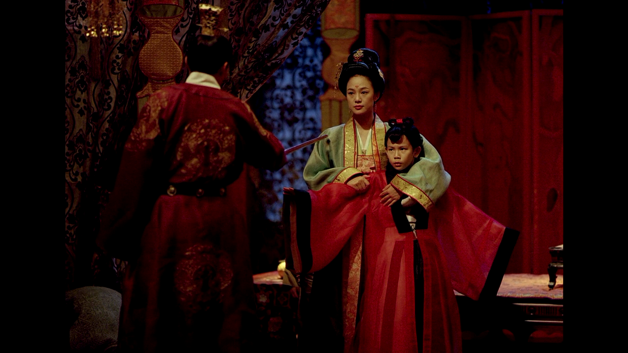 В США рождественское кино – отдельный жанр. Это кино про праздники, которое принято пересматривать под елкой, всей семьей, открывая подарки. У нас есть «Ирония судьбы», которая на данный момент уже не приятное развлечение для семьи, а религиозный ритуал. И все же, я решил посоветовать вам смотреть на зимних каникулах просто хорошее кино этого года. Прекрасные фильмы, о которых я по тем или иным причинам не смог рассказать вам раньше. Это упущение тяготит меня, поэтому я спешу наверстать упущенное. 