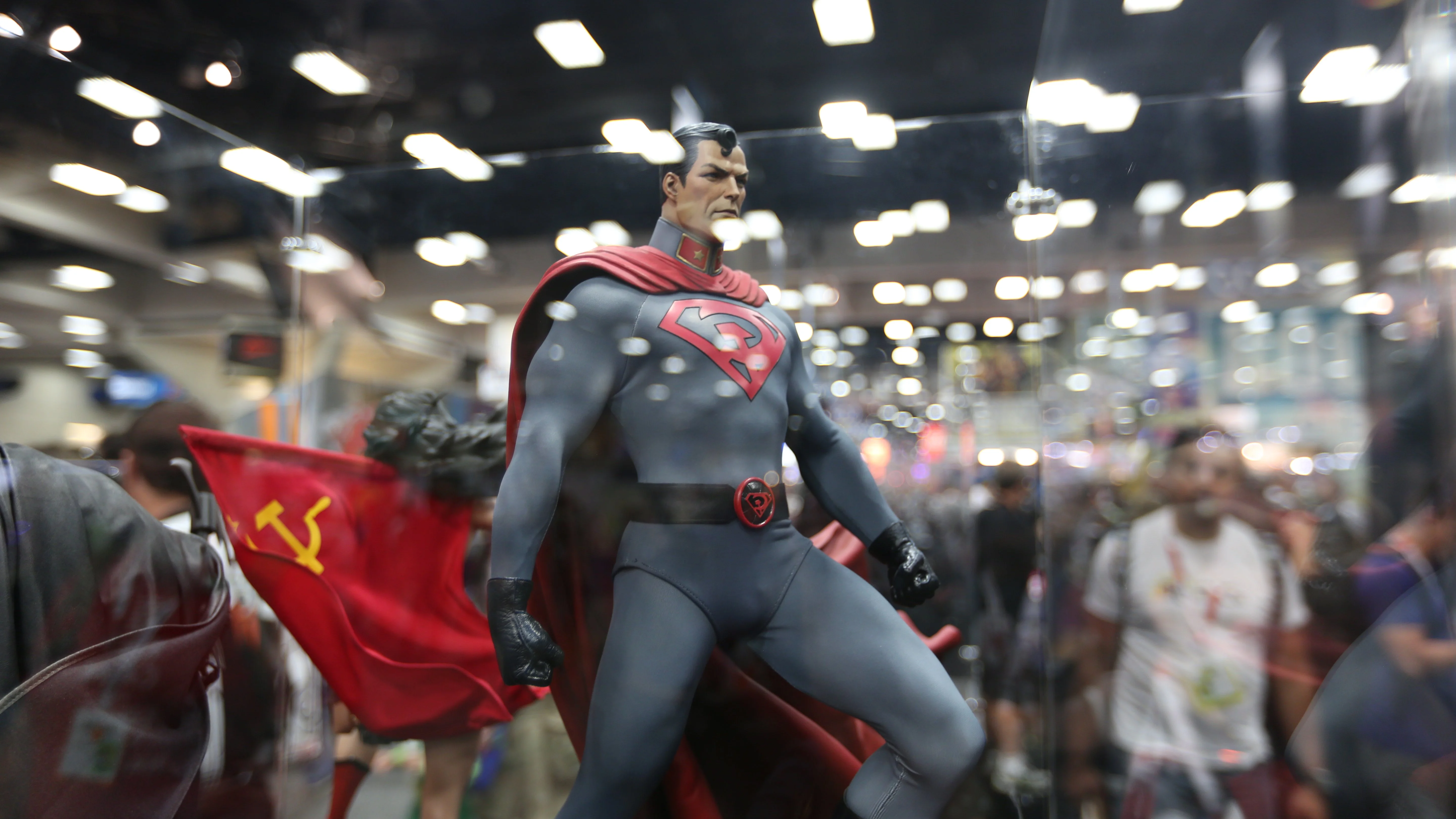 Костюмы, гаджеты и фигурки Бэтмена на Comic-Con 2015 - фото 28