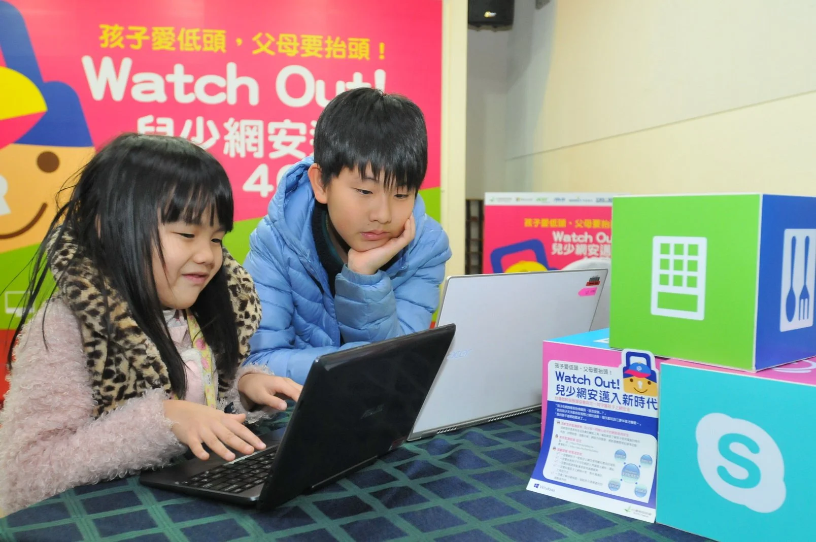 Власти Тайваня оштрафуют родителей, чьи дети не отлипают от телефонов - фото 1