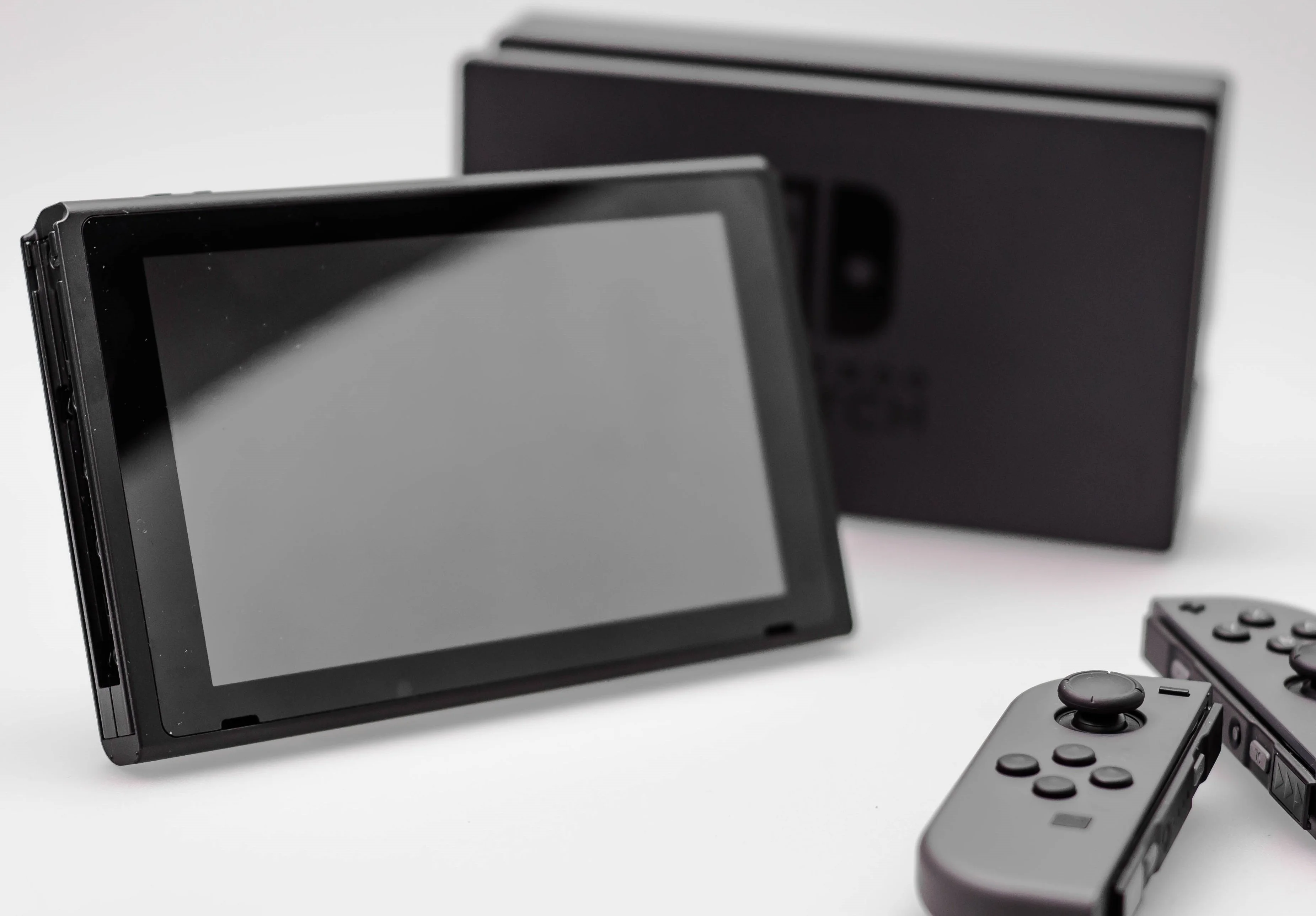 Гибридная консоль Nintendo Switch наконец добралась до официального мирового запуска, но, несмотря на большие ожидания и масштабную рекламную кампанию, реакция на Switch оказалась весьма неоднозначной. При близком знакомстве возникло множество вопросов к особенностям конструкции, софту и технической реализации новинки. Мы специально не стали торопиться с обзором, чтобы составить максимально объективное мнение о Switch, и теперь делимся им с вами.