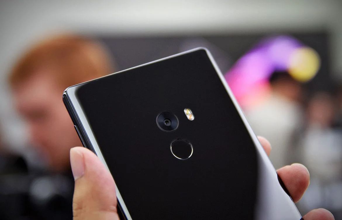 Xiaomi показала безрамочный смарфон и мобильный аналог PlayStation VR - фото 5