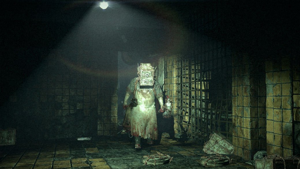 Когда я запускал The Evil Within, готовился увидеть классический хоррор японской школы. Сюжет, который взорвет мозг; странные персонажи, разговаривающие друг с другом о странном; монстры, происхождением которых заинтересовались бы психотерапевты. И все это в The Evil Within я увидел. При этом игра пользуется классическим набором «пугалок» — от неожиданных нападений из-за спины до массового восстания «зомби», еще минуту назад притворявшихся мертвыми. Удивительно, но никакой атмосферы это не создает. Если вы играли в десяток других японских ужастиков (от Silent Hill до Resident Evil), то все это вы уже видели. The Evil Within берет другим — тотальной грязью, нечистотами, протухшей кровью на стенах. В какой-то момент тебе становится просто некомфортно существовать в этом мире.