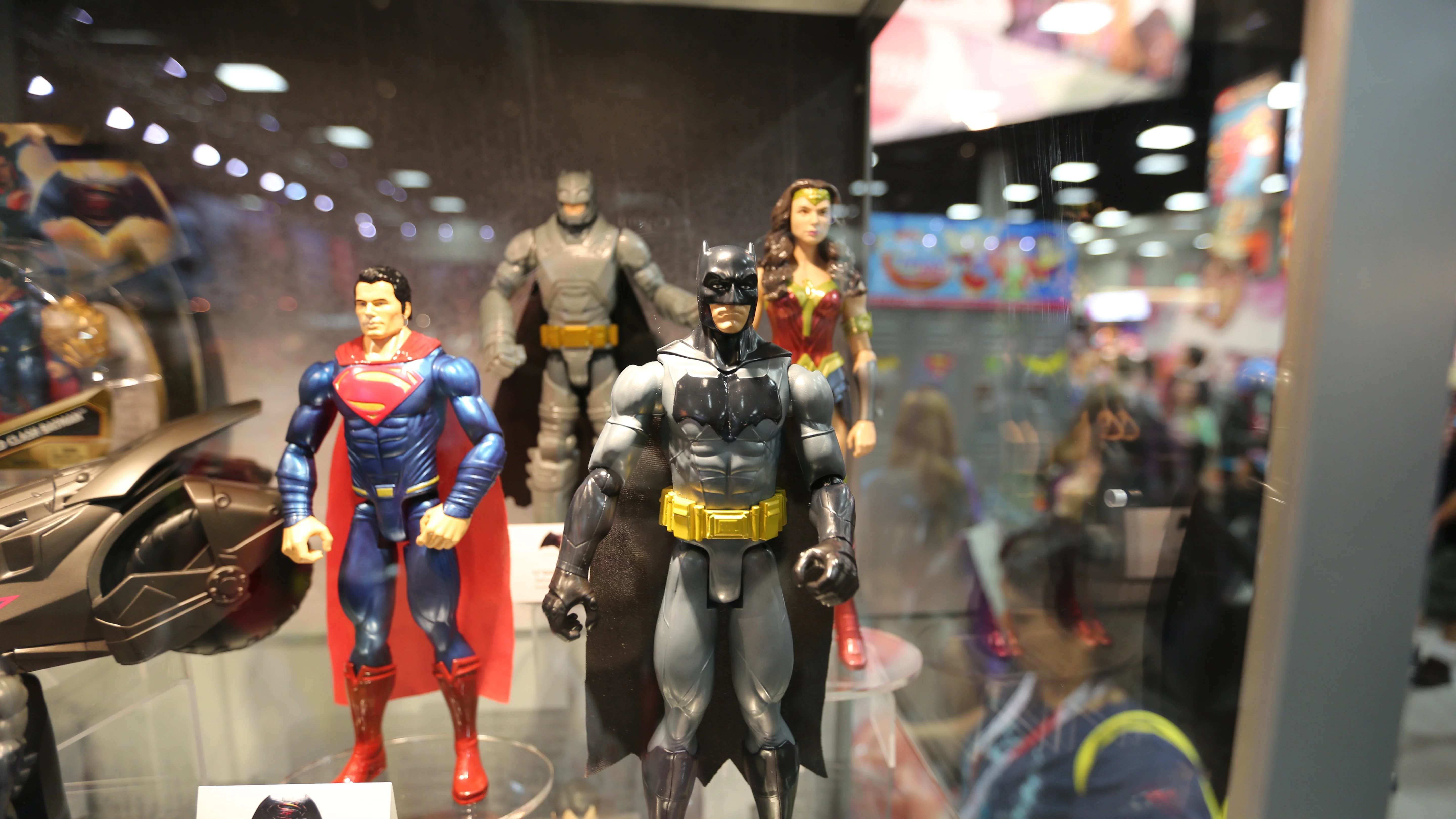 Костюмы, гаджеты и фигурки Бэтмена на Comic-Con 2015 - фото 24