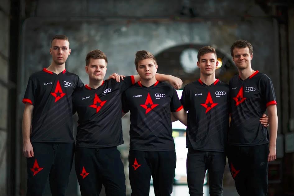 Игроки датской команды Astralis с логотипом Audi на форме