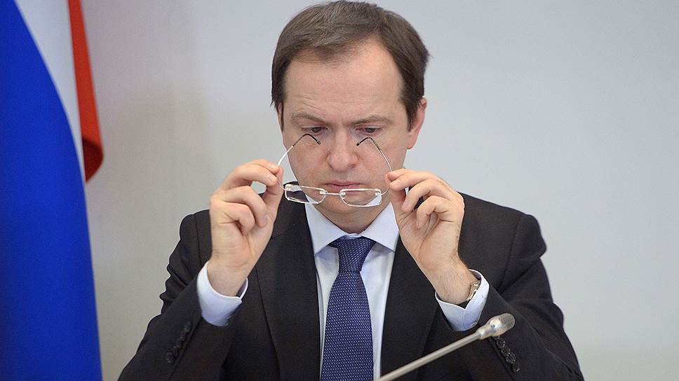 Секрет Мединского: если так схватить очки, министр кажется круче! - фото 12