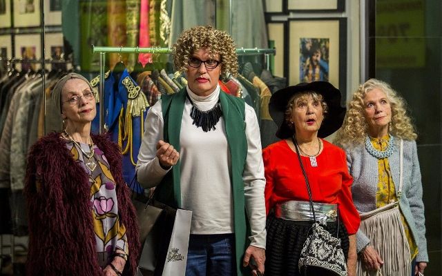 Критики о фильме «Бабушка легкого поведения»: не «Тутси», но смешно - фото 1