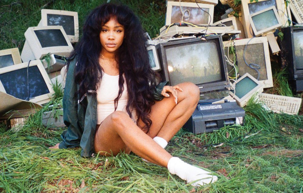 В американской музыкальной индустрии есть несколько жестких этапов отбора. Если ты умеешь хорошо петь и твои композиции действительно интересны, то это еще не значит, что хотя бы одна из них станет по-настоящему популярной. Если ты записал одну хитовую песню, то не факт, что ты сможешь записать хороший целостный микстейп или EP (one-hit wonder, что ли?). Если у тебя есть один-два классных микстейпа, то это еще не значит, что ты сможешь записать полноценный альбом, к которому уже совсем другие требования. Но SZA (Солана Роу) успешно и легко дошла до этапа дебютной пластинки. Как ей это удалось?