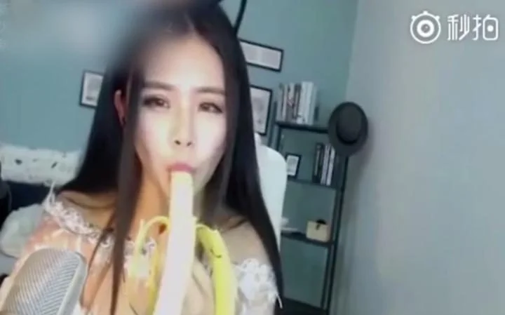 В Китае запретили есть бананы во время стримов - фото 1
