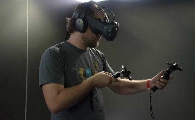 На выставке CES покажут новую версию VR-очков HTC Vive - фото 1