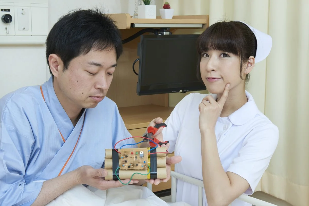Японская медсестра делает странные вещи на фото - фото 2