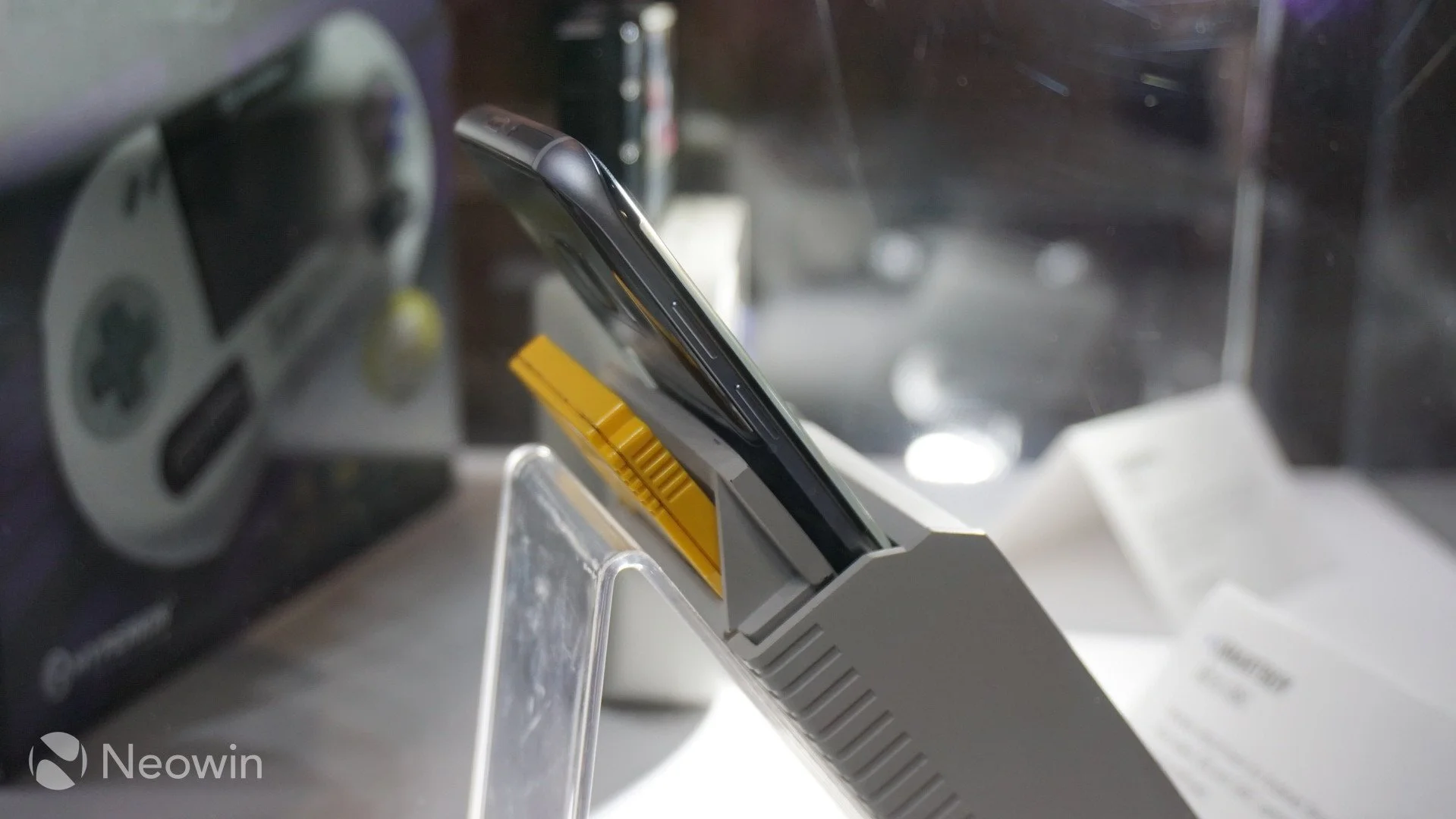 На E3 2016 показали чехол, который превращает смартфон в Game Boy - фото 2