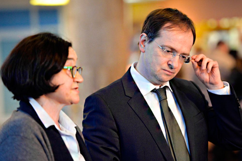 Секрет Мединского: если так схватить очки, министр кажется круче! - фото 5