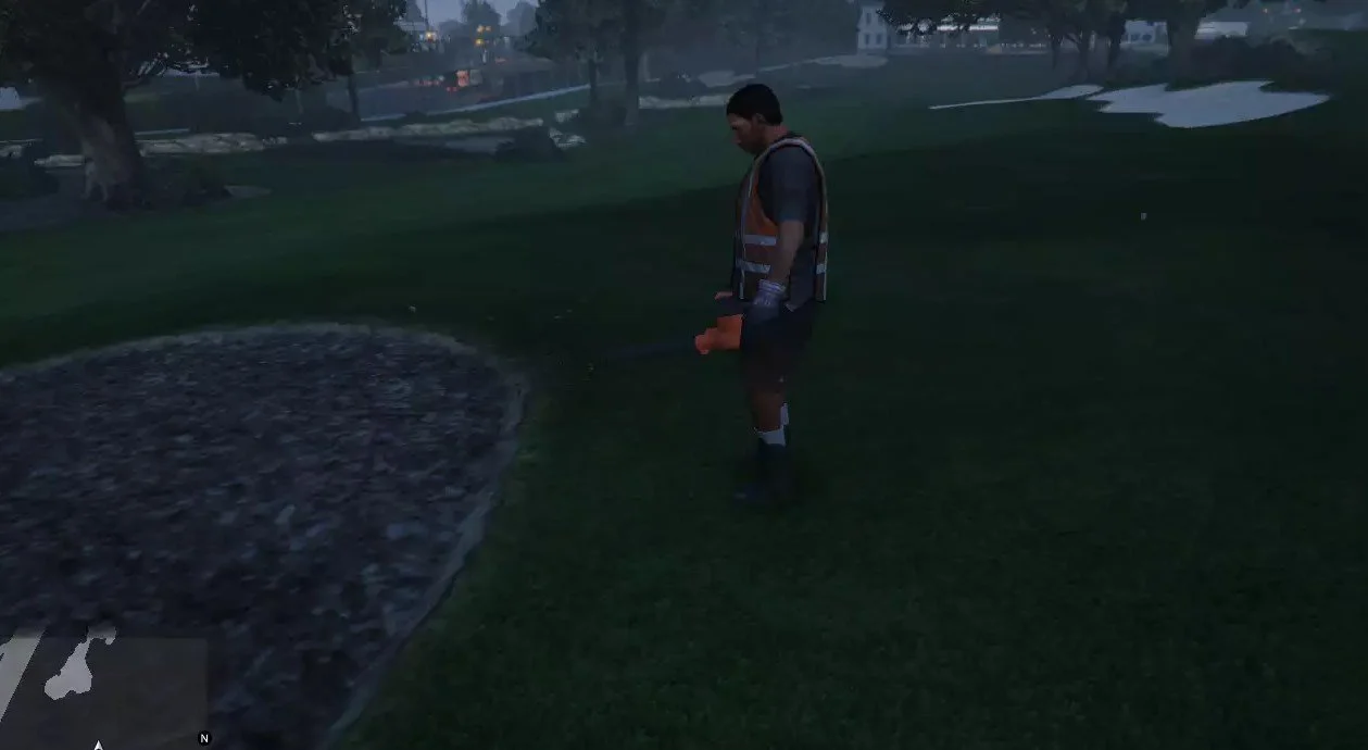 По утрам NPC прибирают поля для гольфа