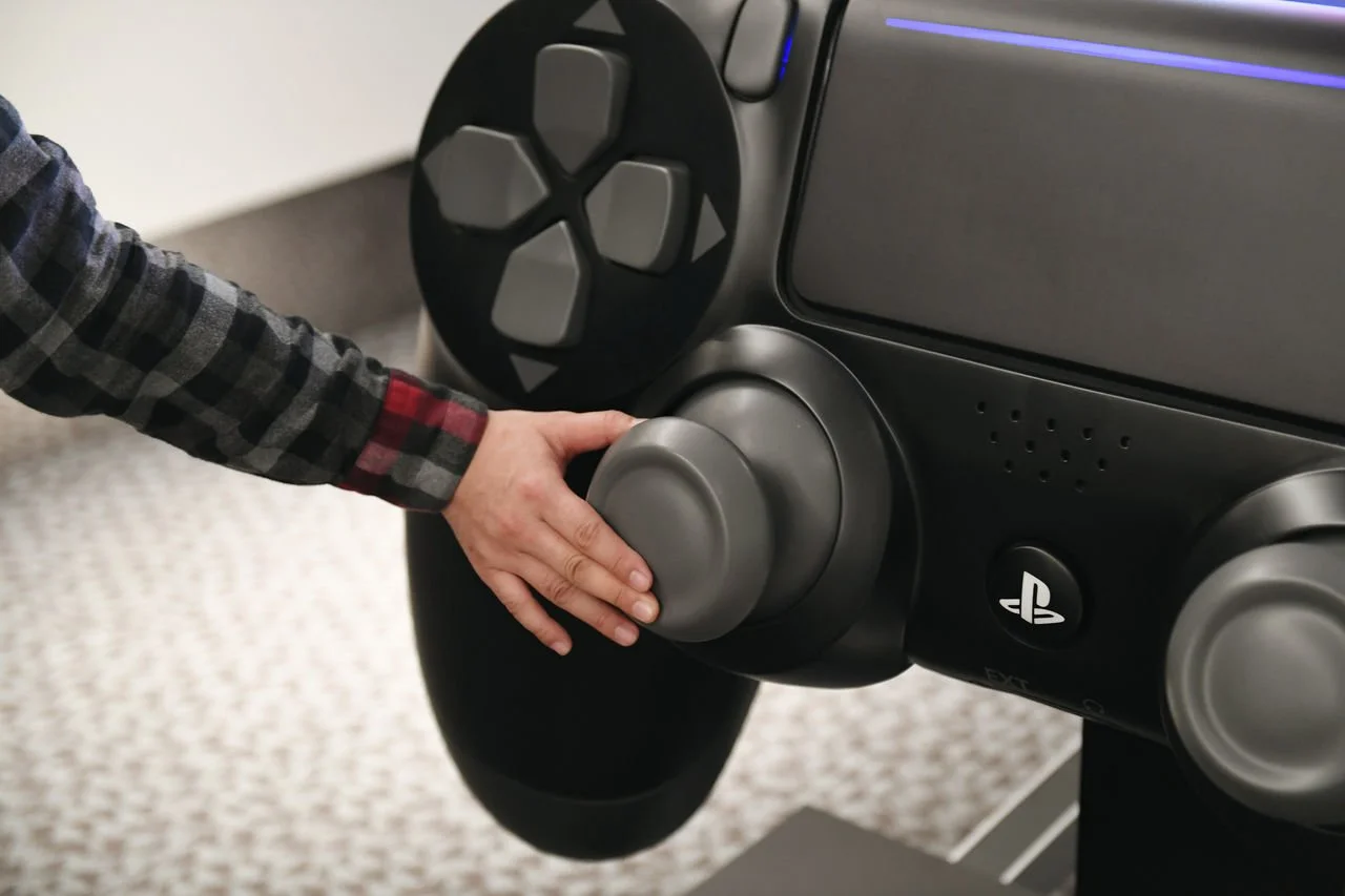 Размерчик что надо! Самый большой контроллер PlayStation 4 в мире - фото 5