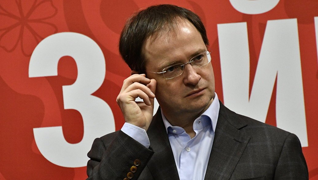 Секрет Мединского: если так схватить очки, министр кажется круче! - фото 6