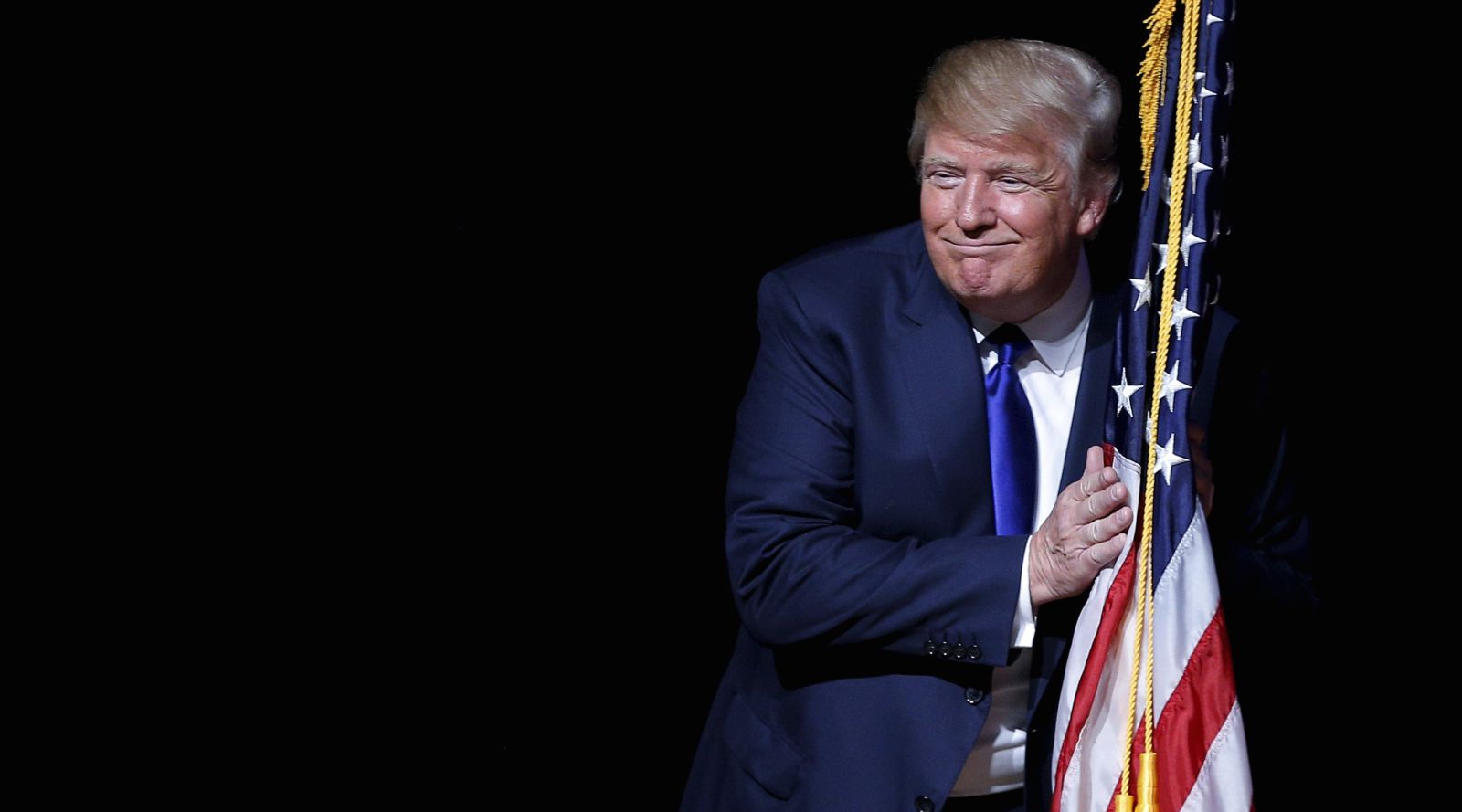 Дональд Трамп — это стримерша Карина американских президентских выборов. Он экспрессивен, эпатажен и совершенно несдержан. Он чудачествует, играя на публику и забирая все внимание медиа. Если бы Трамп уже не был миллиардером, он бы вышел на Twitch и мгновенно разбогател: зрители отдавали бы последние деньги за одну только возможность оскорбить человека, который выглядит как морковный сок. А еще он – главный друг каждого гика. Такой же, как мы, только совершеннее и богаче. И если вы еще не знаете, за что нужно любить мистера Трампа, я сейчас объясню. Make Kanobu great again!