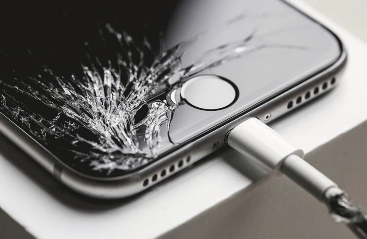 Ура! Apple начнет официально ремонтировать экраны iPhone в РФ - фото 1
