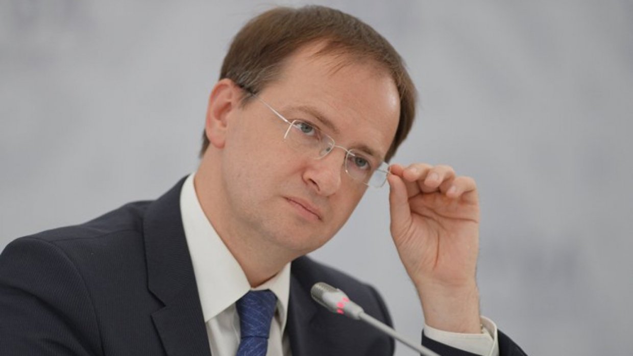 Секрет Мединского: если так схватить очки, министр кажется круче! - фото 3