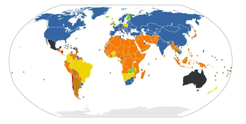 Карта законов, регулирующих аборты. Желтым, коричневым и оранжевым обозначены страны, в которых они в целом запрещены. 